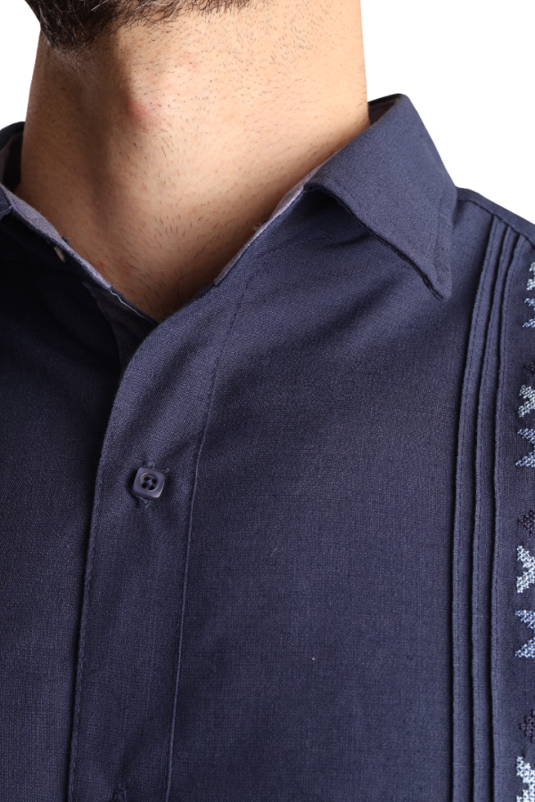 Guayabera Con Alforzas Manga Larga Bordado Color Azul Marino Para Hombre